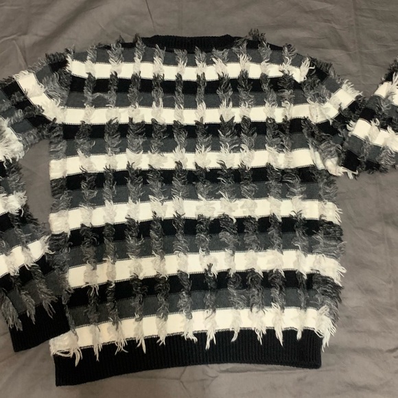 Vince Camuto  fringed pattern sweater - Picture 4 of 6